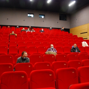 Podopieczni czekają na film w sali kinowej