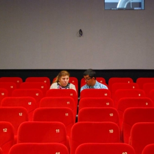 Oczekiwanie podopiecznych w sali kinowej na film.