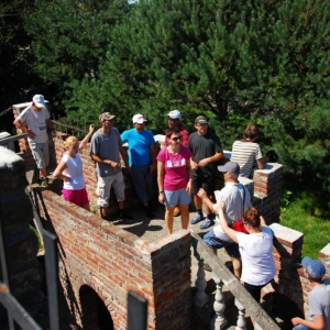 Grupowe zwiedzanie ruin zamku w Załużu, oglądanie widoków z murów zamku.
