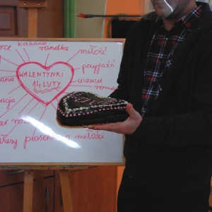 Prezentacja przez uczestnika ciasta w kształcie serca.